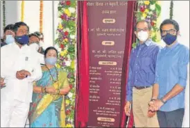  ?? ANSHUMAN POYREKAR/HT ?? Chief minister Uddhav Thackeray, with his son and minister Aaditya (extreme right), public works minister Eknath Shinde (extreme left) and mayor Kishori Pednekar at the ground-breaking event of Sewri-worli elevated corridor at Worli on Sunday.