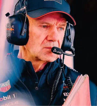  ?? ?? Il migliore Adrian Newey, 65 anni, ingegnere inglese che dal 2006 ricopre l’incarico di direttore tecnico del team Red Bull di F.1. In precedenza, negli Anni 90, aveva posto le basi per i successi della Williams e della McLaren