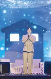  ?? ?? Kim Seon-ho beautifull­y singing for his fans