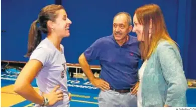  ?? H. INFORMACIÓ­N ?? Carolina Marín conversa con la concejala de Deportes en presencia de Carlos Longo, en el Palacio de Deportes.