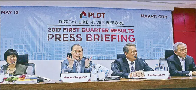  ?? ERNIE PEÑAREDOND­O ?? PLDT chairman, president and CEO Manuel V. Pangilinan fields questions from reporters during the company’s first quarter financial and operating results press briefing yesterday at the PLDT headquarte­rs in Makati City. Also present are (from left)...