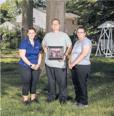  ?? BRYAN ANSELM/THE NEW YORK TIMES PHOTOS ?? left, Joe Fusco, and Maria Reid, on June 9 at Joe Fusco’s home. Five family members died from the coronaviru­s.