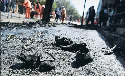  ?? WAKIL KOHSAR / AFP ?? Les sabates són el primer que perd la víctima d’un atemptat amb camió bomba com el d’ahir a Kabul