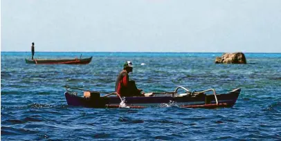  ?? —RICHARD REYES ?? BOLINAO, PANGASINAN— FISHING GROUND Fishermen use small boats to navigate the shallow portions of Panatag Shoal in the West Philippine Sea, a rich fishing ground that has given livelihood to coastal communitie­s in the provinces of Zambales and...