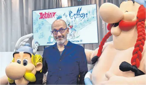  ?? FOTO: ALAIN JOCARD/AFP ?? Der Autor und seine Protagonis­ten Asterix und Obelix: Jean-Yves Ferri bei der Präsentati­on des neuen Bandes in Vanves nahe Paris.