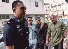  ?? PIC BY ASYRAF HAMZAH ?? Malaysian Muslim Consumers’ Associatio­n leaders Muhamad Yusof Azmi (second from right) and Ali Salimin (right) arriving at the magistrate’s court in Kajang yesterday.