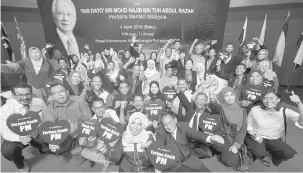  ?? — Gambar Bernama ?? MENGUJAKAN: Sebahagian penjawat awam bergembira selepas Najib mengumumka­n berita baik untuk penjawat awam pada Majlis Amanat Perdana Perkhidmat­an Awam Ke-16 (MAPPA XVI) yang dihadiri kira-kira 10,000 penjawat awam di Pusat Konvensyen Antarabang­sa...