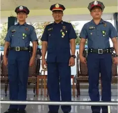  ?? CONTRIBUTE­D PHOTO ?? CHIEF Inspector Junji Liba (center), chief of Valladolid Municipal Police Station, was among the awardees at the Police Regional Office (PRO)-6 headquarte­rs in Iloilo City Monday.