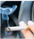  ?? FOTO: KAHNERT/DPA ?? Mit dem Rauchen aufzuhören, ist schwer. Doch es gibt Tipps, die bei der Entwöhnung helfen.