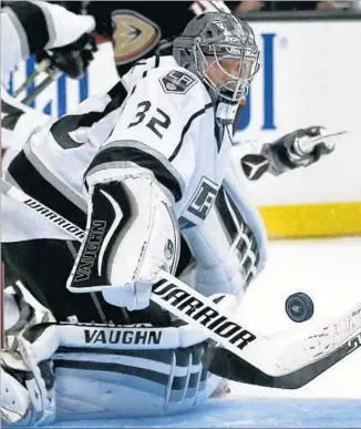  ?? Allen J. Schaben Los Angeles Times ?? THE KINGS are counting on another big year from goalie Jonathan Quick, who played a leaguehigh 4,034 minutes in 68 games and was a finalist for the Vezina Trophy last season.