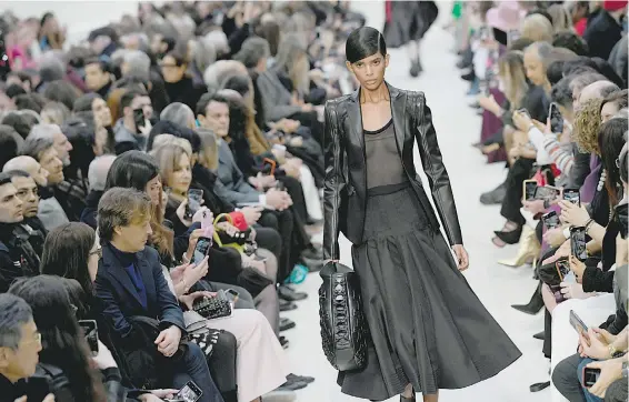  ?? /PIROSCHKA VAN DE WOUW/REUTERS ?? Una modelo presenta una creación de Pierpaolo Piccioli durante la Semana de la Moda de París, en 2020