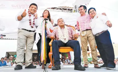  ??  ?? Volvió a recibir una silla presidenci­al de parte de sus seguidores en Papantla, Veracruz.