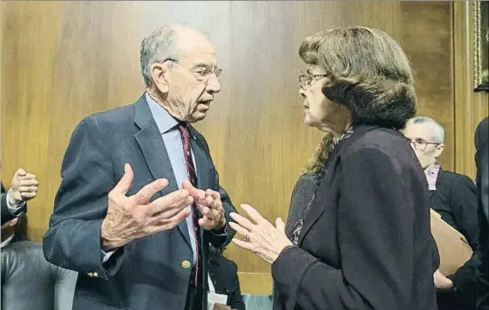  ?? MICHAEL REYNOLDS / EFE ?? El presidente de la comisión judicial del Senado, el republican­o Chuck Grassley, ayer con la senadora demócrata Dianne Feinstein