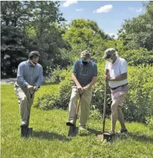  ?? FILE PHOTO BY RACHEL NEEDHAM ?? Washington Mayor Fred Catlin, center, at last summer’s groundbrea­king at the site of the new post office.