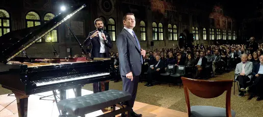  ??  ?? La «prima» Luigi Borgato, ideatore del pianoforte più grande del mondo (a destra) e Giovanni Viafora del ieri sera a Palazzo della Ragione pubblico da tutto il mondo