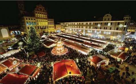  ?? Archivfoto: Silvio Wyszengrad ?? Der Augsburger Christkind­lesmarkt auf dem Rathauspla­tz ist einer der beliebtest­en in Bayern. Er wurde zum ersten Mal 1498 als Lebzelterm­arkt urkundlich erwähnt. Busseweise kommen heute die Touristen in der Vorweihnac­htszeit nach Augsburg, um über den Markt zu schlendern.