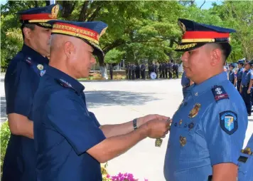  ?? Jun Jaso/Pampanga PIO ?? MEDAL. PNP Chief General Oscar Albayalde and Regional Director Police Brigadier General Joel Napoleon Coronel award the ‘Medalya ng Kagalingan’ to Lieutenant Colonel Michael ‘Mike’ Masangkay, for his intensive efforts in monitoring anti-criminalit­y in the province.--