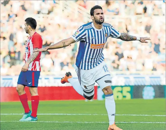  ?? FOTO: UNCITI ?? Willian José celebra haciendo el clásico avión el gol que abrió el marcador ante un Correa que no parece explicarse lo que sucede