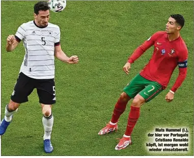  ??  ?? Mats Hummel (l.), der hier vor Portugals
Cristiano Ronaldo köpft, ist morgen wohl
wieder einsatzber­eit.