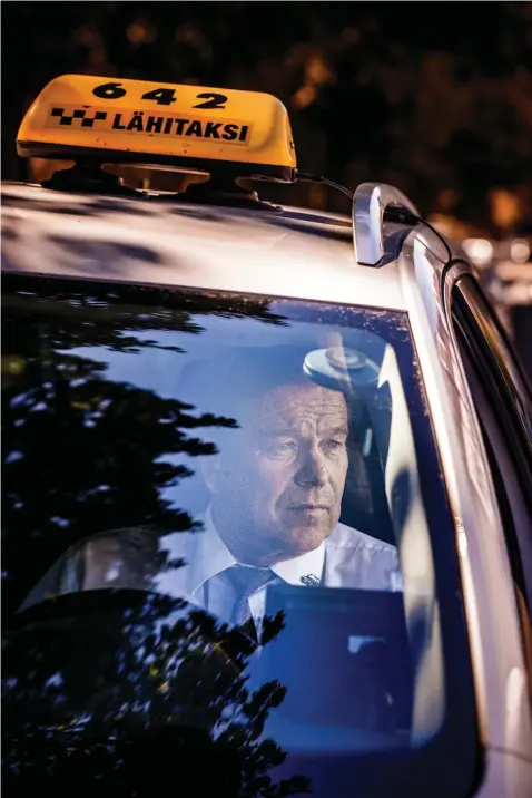 ?? FOTO: CATA PORTIN ?? Hannu Lairikkala kör taxi i Esbo. Nu är hans framtid som taxichauff­ör oviss.