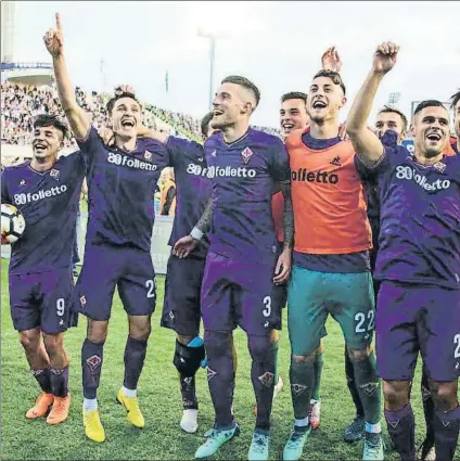  ?? FOTO: MASSIMO SESTINI ?? Un clásico del campeonato italiano Jugadores de la Fiorentina celebran el triunfo tras un partido liguero