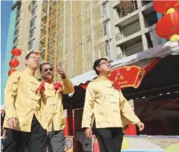  ?? MASRY CHE ANI/ THESUN ?? State housing exco Jagdeep Singh Deo speaks to Guan Eng while touring the Ramah Pavilion site at Teluk Kumbar. Accompanyi­ng them is M Summit Group Sdn Bhd managing director Datuk Albert Moh.