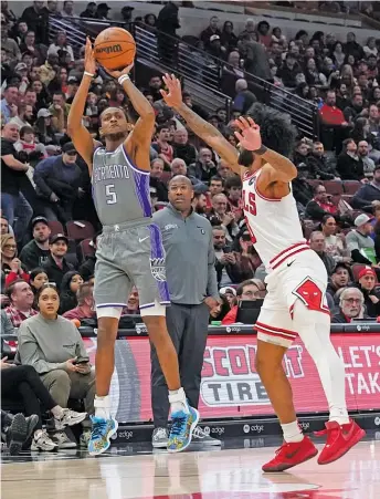  ?? CHARLES REX ARBOGAST/AP ?? De’Aaron Fox, shooting over Bulls guard Coby White, led the Kings with 32 points and made the gamewinnin­g three-pointer Wednesday night at the United Center.