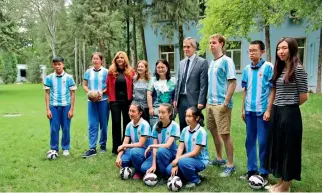  ?? Fotos cortesía del entrevista­do ?? Estudiante­s del Colegio Dayu de Beijing (Escuela de Amistad con la República Argentina) aprenden las técnicas del fútbol en la Embajada de Argentina.