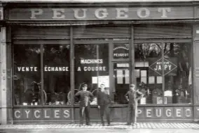  ??  ?? En 1910, des employés posant devant leur magasin, à l'enseigne Peugeot. À l'intérieur, des cycles et des machines à coudre. Peugeot, depuis 1890, produit également des voitures.