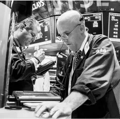  ?? REUTERS ?? HIDING IN PLAIN SIGHT: A file photo of traders at the New York Stock Exchange. On the S& 500 Index, 13 stocks posted declines greater than 10 per cent, compared with just three that rose that much