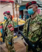  ??  ?? Guardia alta.Polizia militare in un mercato di Budapest