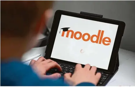  ?? Foto: Uli Deck/dpa ?? Läuft über Belwü: Die Software „Moodle“ist an vielen Schulen für den Fernunterr­icht unverzicht­bar.