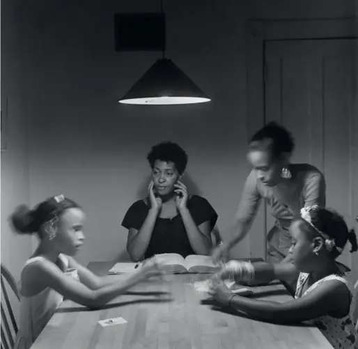  ??  ?? SUR CETTE PAGE : ”Untitled (Woman and Daughter with Children from Kitchen Table Series)”, 1990, de Carrie Mae Weems. PAGE DE GAUCHE : Couverture­s de “Immediate Family” (Aperture, 1992) de Sally Mann, et “Kitchen Table Series” (Damiani, 2016) de Carrie Mae Weems.