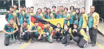  ?? ?? Ahmad Anai (sixth right) and Christina (seventh right) pose with Sarawak junior shooters and officials.