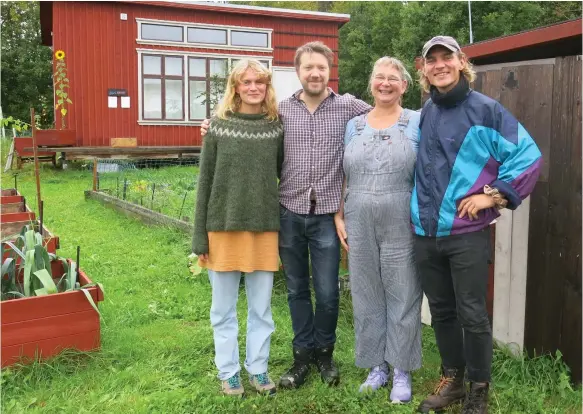  ?? BILDER: TERESA INNOCENTI ?? Ida Karestrand, Erik Berg, Annika Westlund och David Furuholm från Egnahemsfa­briken är glada över priset från Tjörns kommun.