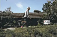  ?? Yalonda M. James / The Chronicle ?? A pedestrian passes the Orinda Care Center where 27 residents and staff are infected with the coronaviru­s.