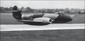  ?? DR/COLL. ROLAND DE NARBONNE ?? L’un des Gloster “Meteor” des premiers records de vitesse pour avions à réaction. Il survole le parcours balisé de la base officielle de performanc­es à l’altitude réglementa­ire des tentatives.