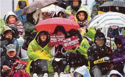  ??  ?? Protesters yesterday.
calling for the resignatio­n of South Korean President Park Geun-hye