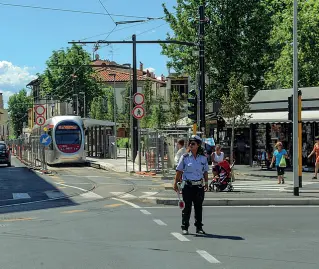  ??  ?? Uno dei primi passaggi della nuova tramvia in piazza Dalmazia, con i vigili urbani a regolare l’incrocio