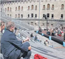  ?? FOTO: OTTO BENZ ?? Ein Theaterope­nair auf der Wilhelmsbu­rg. Gäste sollen hier auch in diesem Jahr Platz nehmen.