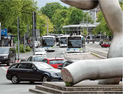  ?? Foto: Silvio Wyszengrad ?? Der ehemalige Bauunterne­hmer Ignaz Walter bietet den Bau einer Tiefgarage zwischen Theater und Königsplat­z (hinten) an.