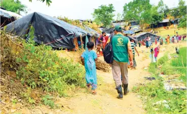  ??  ?? KSRelief officials visit Rohingya refugees in Bangladesh to assess their needs. (SPA)