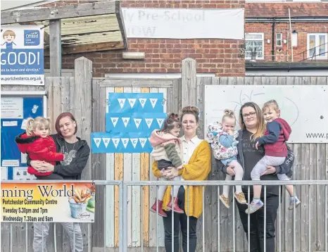  ?? ?? Arya Etheringto­n (3) with mum Amber Sims, Dolly O’Reilly (2) with mum Sadie Ryan and Daisy Larvin (2) and Avery Larvin (4) with mum Becki Larvin