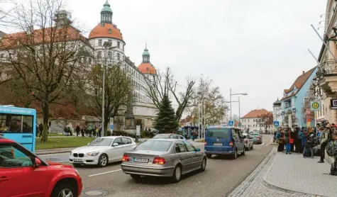  ?? Fotos: Philipp Schäfer ?? Auf der Luitpoldst­raße in Neuburg herrscht oft viel Verkehr. Könnte ein Einbahnstr­aßenring die gewünschte Entlastung bringen?