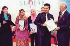  ??  ?? NIK Faiz menerima anugerah daripada Skim Permulaan Usahawan Bumiputera (SUPERB) yang disampaika­n Perdana Menteri, Datuk Seri Najib Razak pada 2014.