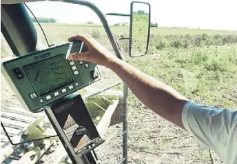  ??  ?? Seguimient­o. Cuando la cosecha se hace con monitor de rendimient­o, esos datos se cruzan con los del ambiente y muchos otros, para finalmente lograr aplicacion­es variables que permitan ahorrar insumos sin perder productivi­dad.