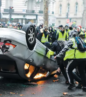  ?? PHOTO D’ARCHIVES AFP ?? Le mouvement des « gilets jaunes » fait rage en France depuis plus d’un mois.