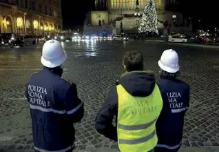  ?? ?? Prescrizio­ne dei reati di truffa e falso per sette vigili e sei medici in relazione alle assenze dal lavoro degli agenti la notte di San Silvestro del 2014. Nella foto d’archivio, l’albero di Natale a piazza Venezia