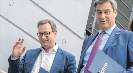  ?? FOTO: PETER KNEFFEL/DPA ?? Parteichef Markus Söder (rechts) hat den Landtagsab­geordneten Martin Huber als neuen Generalsek­retär der CSU vorgestell­t.