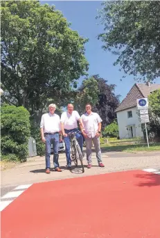  ?? RP-FOTO: KARRASCH ?? Michael Assenmache­r, Matthias Unzeitig und Thorsten Brockmann von der Stadtverwa­ltung haben die Fahrradstr­aße konzipiert.